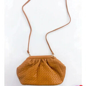URBAN EXPRESSIONS LEONA SLOUCHY WOVEN POUCHCROSSBODY TAN